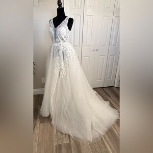 Elegant Lace A-Line Wedding Dress with Thigh Slit & Deep V Back